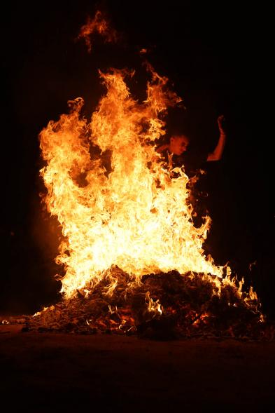 Participante saltando la hoguera. Noche de San Juan 2019