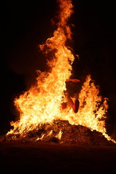 Participante saltando la hoguera. Noche de San Juan 2019