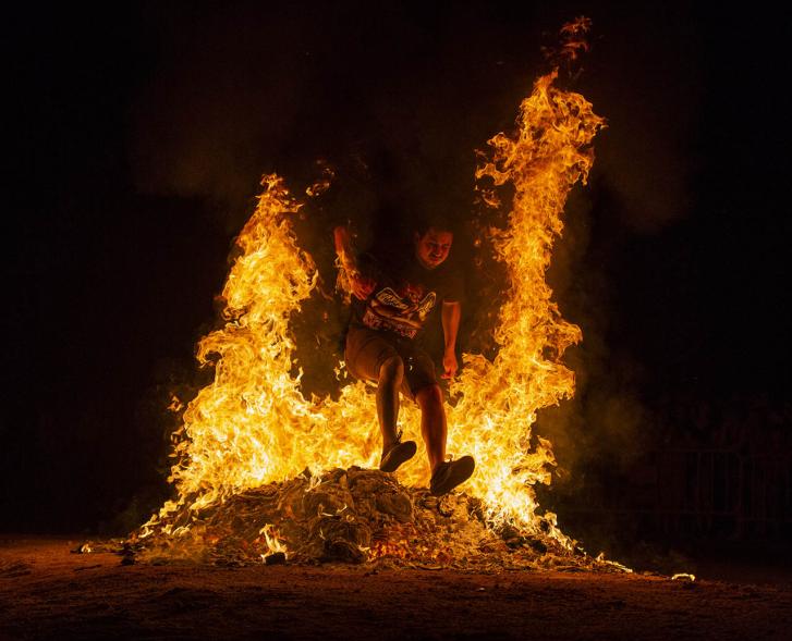 Participante saltando la hoguera. Noche de San Juan 2019
