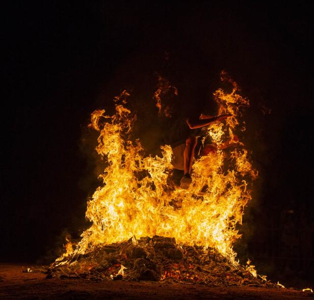 Participante saltando la hoguera. Noche de San Juan 2019