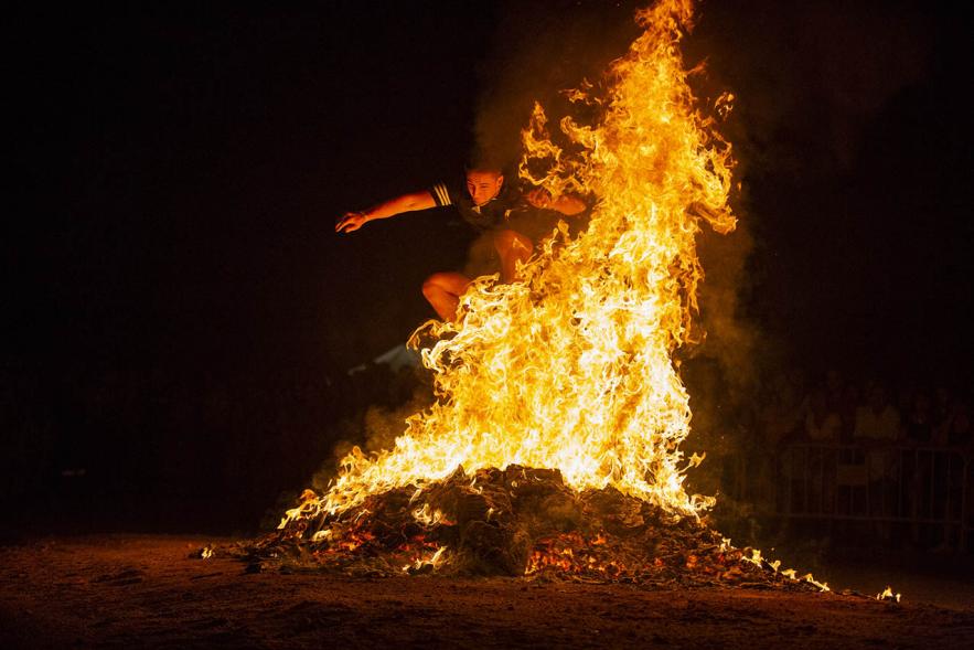 Participante saltando la hoguera. Noche de San Juan 2019