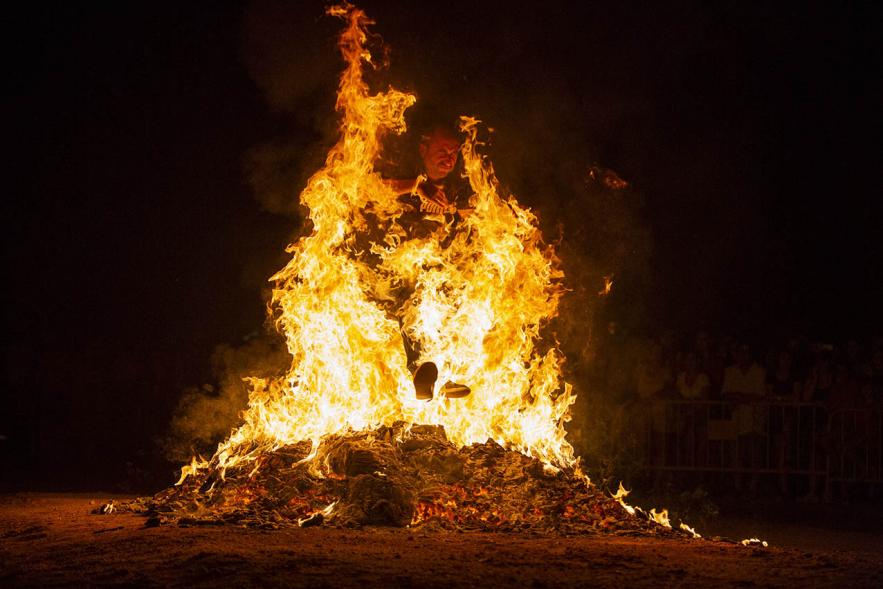 Participante saltando la hoguera. Noche de San Juan 2019