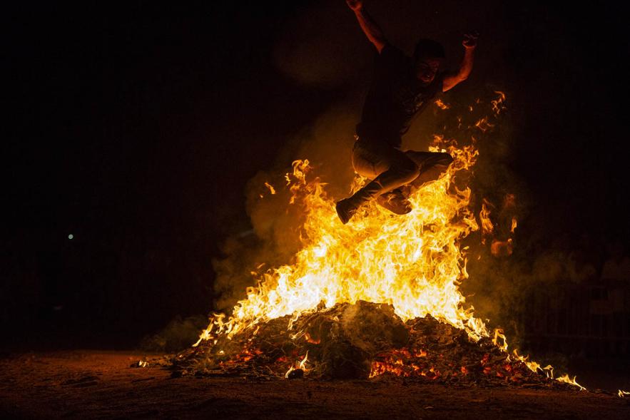 Participante saltando la hoguera. Noche de San Juan 2019