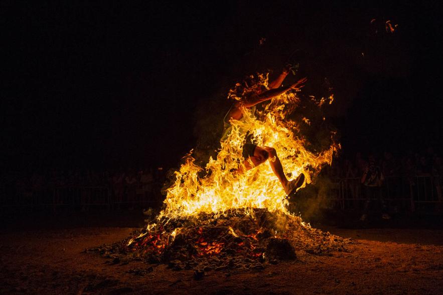 Participante saltando la hoguera. Noche de San Juan 2019