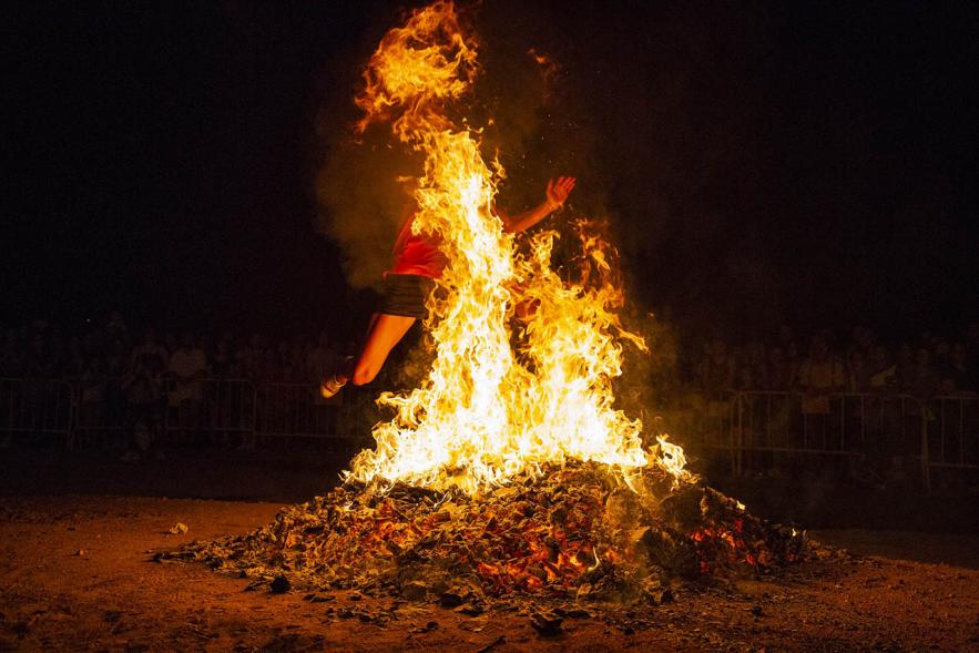 Participante saltando la hoguera. Noche de San Juan 2019