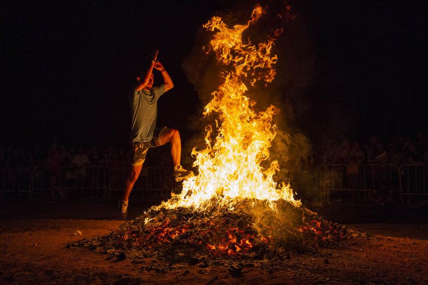 Participante saltando la hoguera. Noche de San Juan 2019