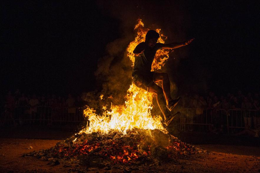 Participante saltando la hoguera. Noche de San Juan 2019
