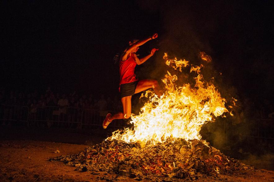 Participante saltando la hoguera. Noche de San Juan 2019