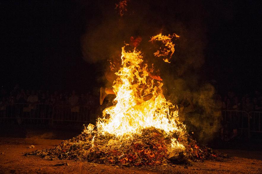 Participante saltando la hoguera. Noche de San Juan 2019