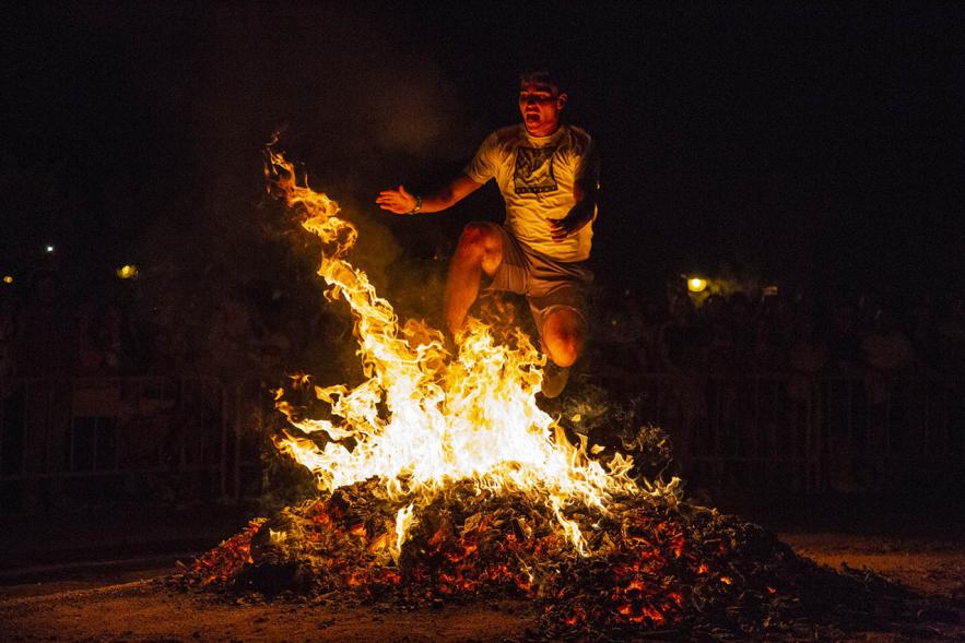 Participante saltando la hoguera. Noche de San Juan 2019
