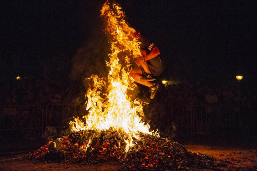 Participante saltando la hoguera. Noche de San Juan 2019