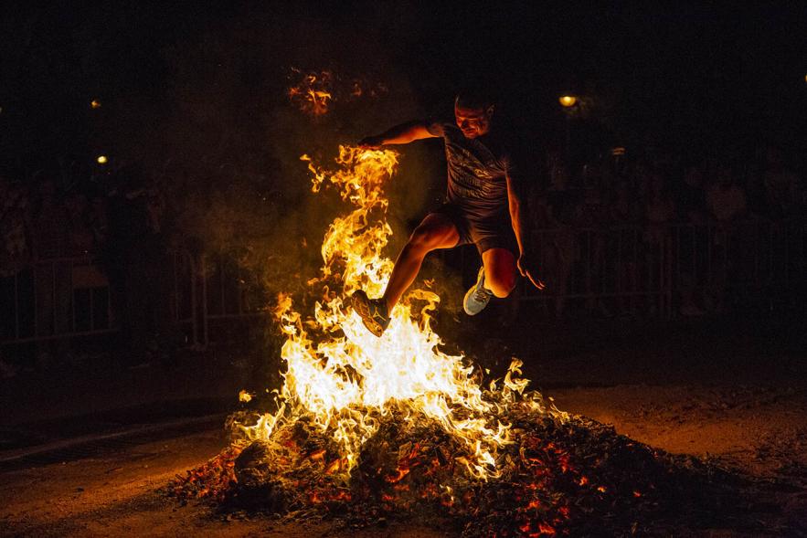 Participante saltando la hoguera. Noche de San Juan 2019