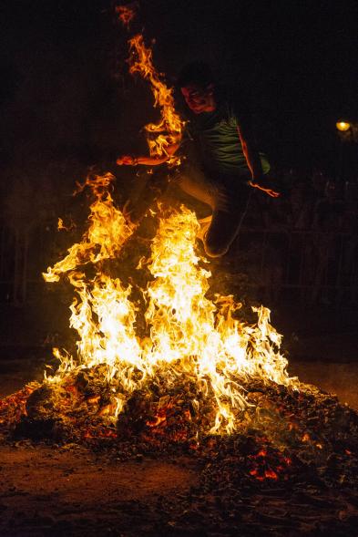 Participante saltando la hoguera. Noche de San Juan 2019
