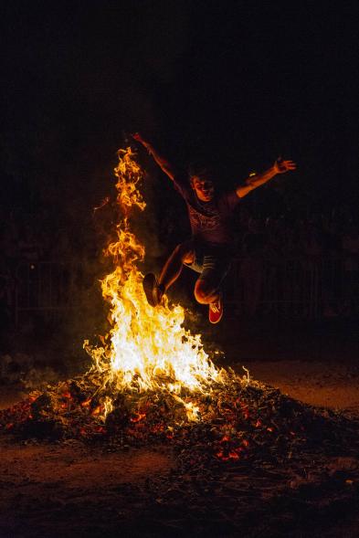 Participante saltando la hoguera. Noche de San Juan 2019