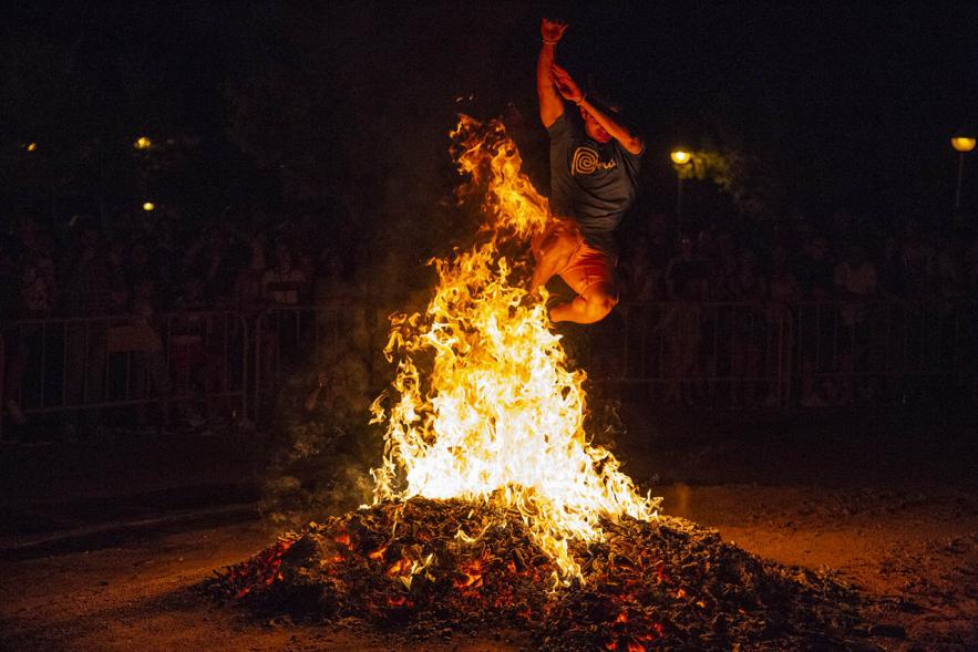 Participante saltando la hoguera. Noche de San Juan 2019