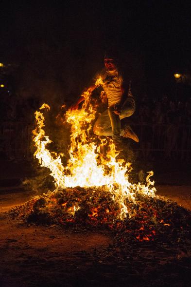Participante saltando la hoguera. Noche de San Juan 2019