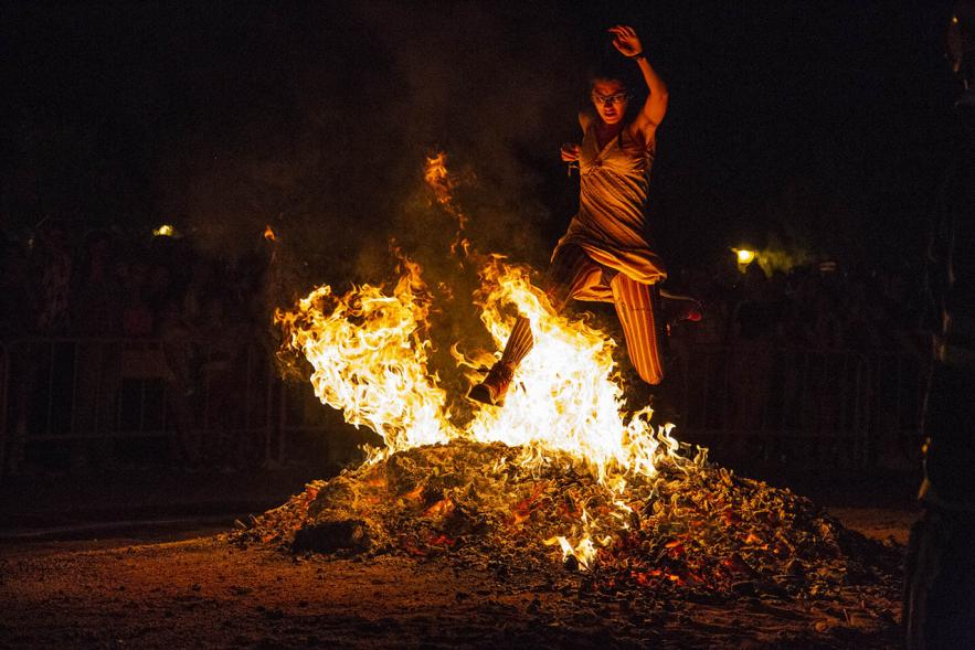 Participante saltando la hoguera. Noche de San Juan 2019