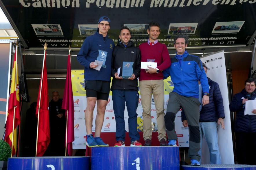 Autoridad y participantes en el pódium. San Silvestre 2020 