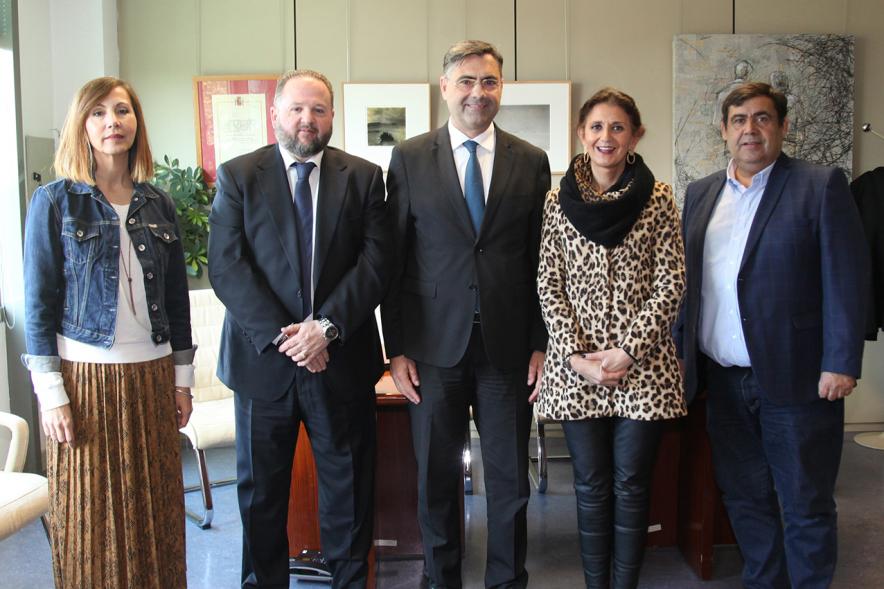 Firmantes posan tras la firma