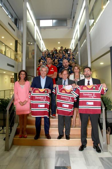 Equipo de Rugby Alcobendas posa con representantes de las entitades