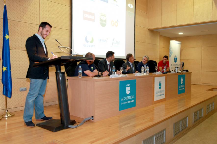 Alcalde García de Vinuesa charla durante el evento