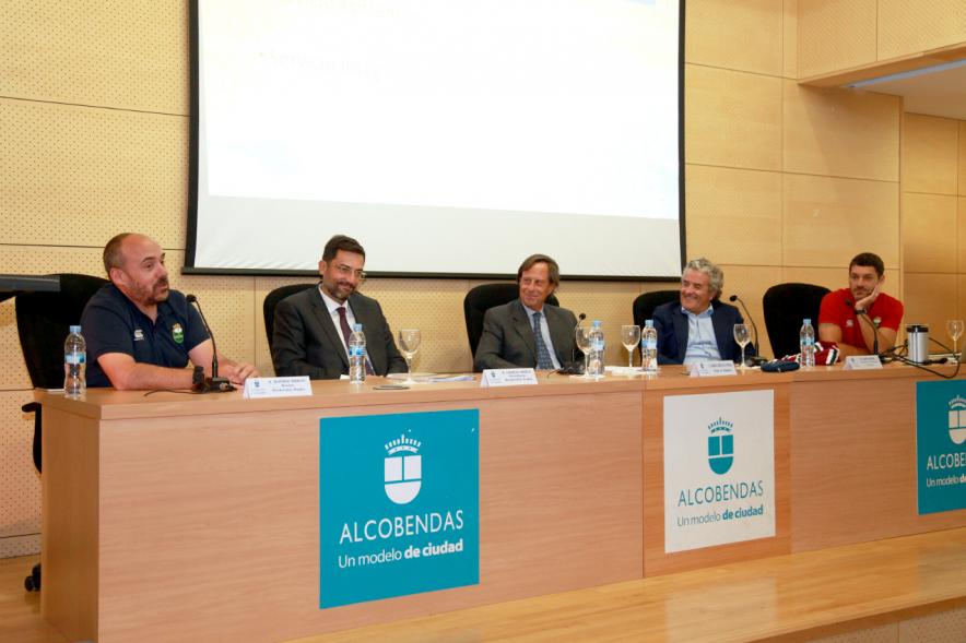 Firmantes charlan durante el encuentro