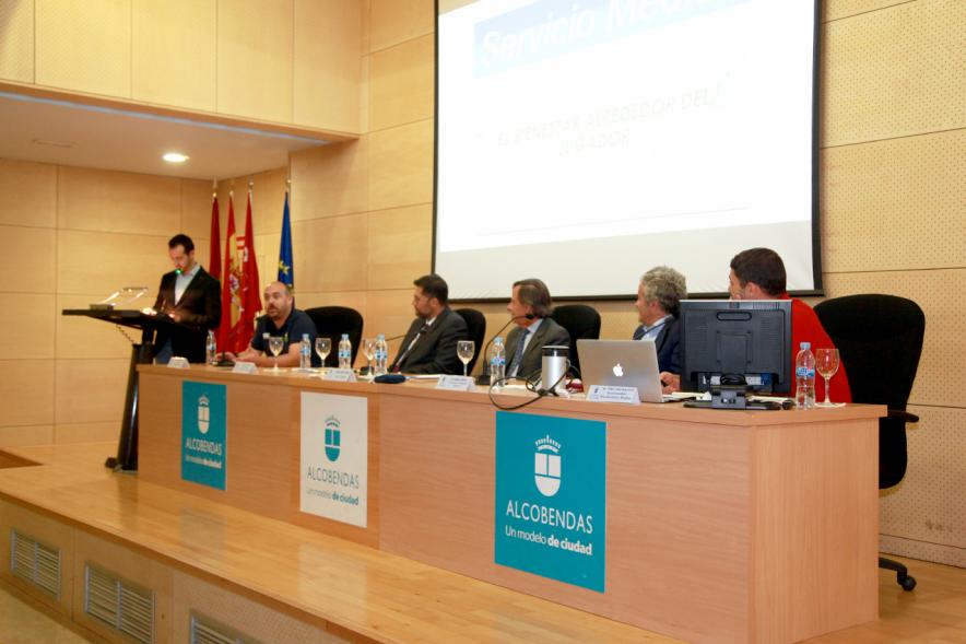 Vista lateral de firmantes en la mesa presidencial