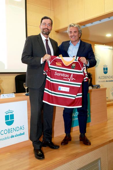 Representantes de Sanitas con camiseta de Club de Rugby Alcobendas