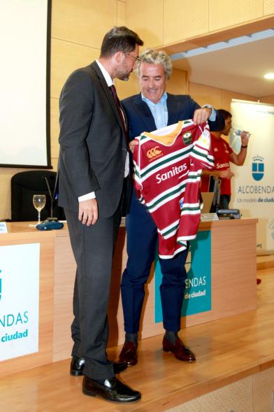 Representantes de Sanitas con camiseta de Club de Rugby Alcobendas
