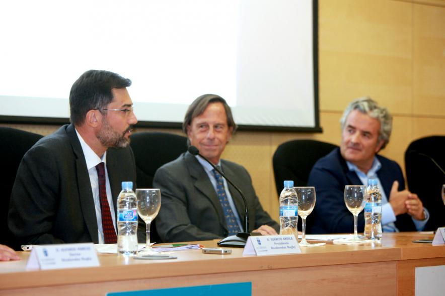 Firmantes charlan durante el encuentro