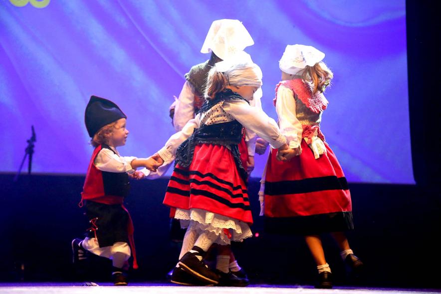 Fiesta de la Santina 2019. Niños actuando en el evento.