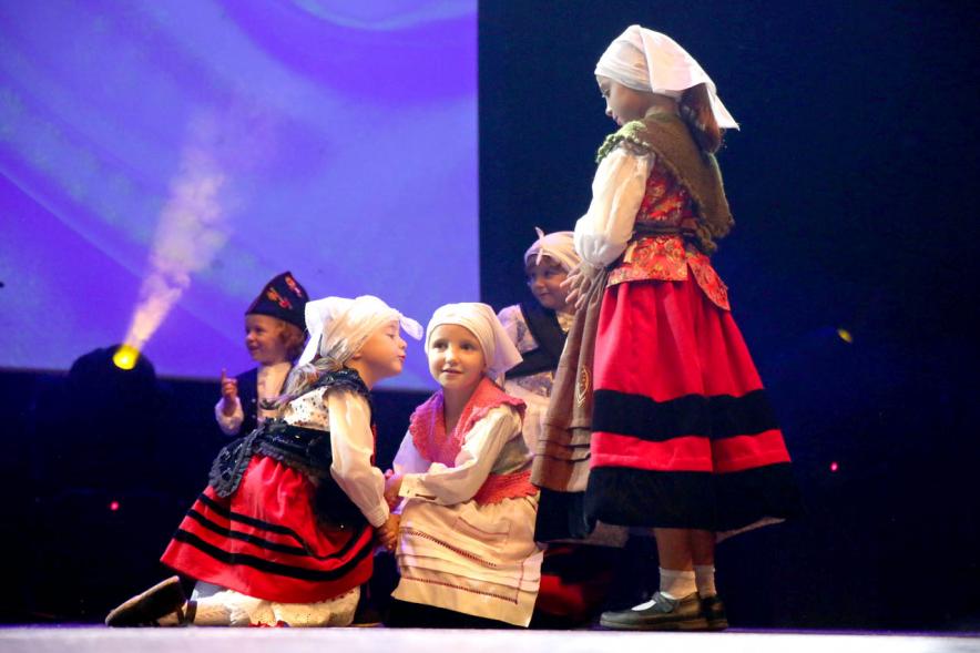 Fiesta de la Santina 2019. Niños actuando en el evento.