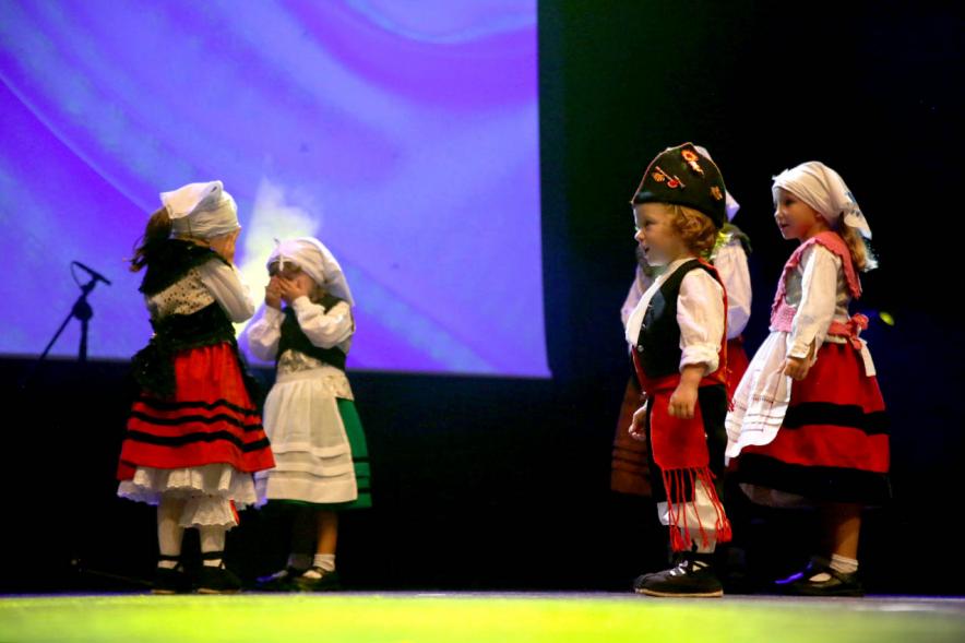 Fiesta de la Santina 2019. Niños actuando en el evento.