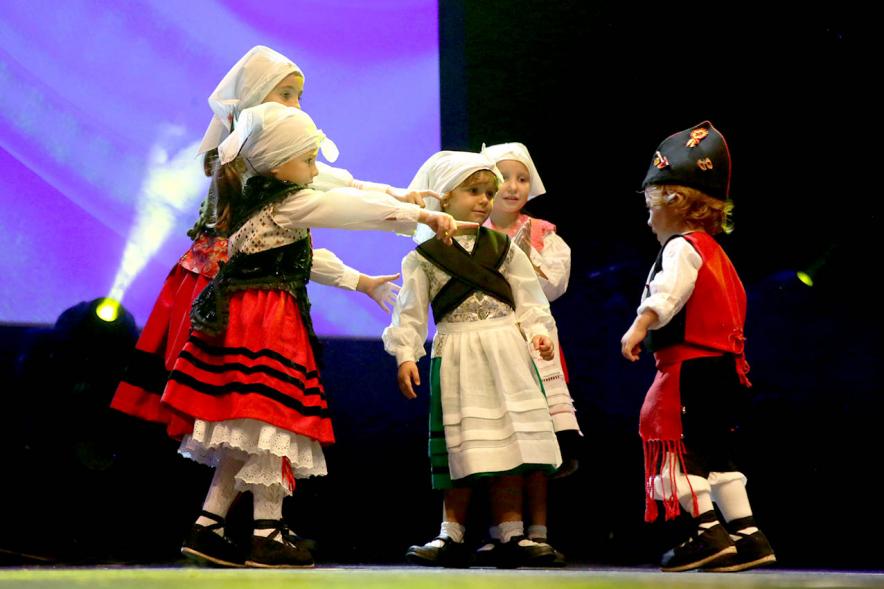 Fiesta de la Santina 2019. Niños actuando en el evento.