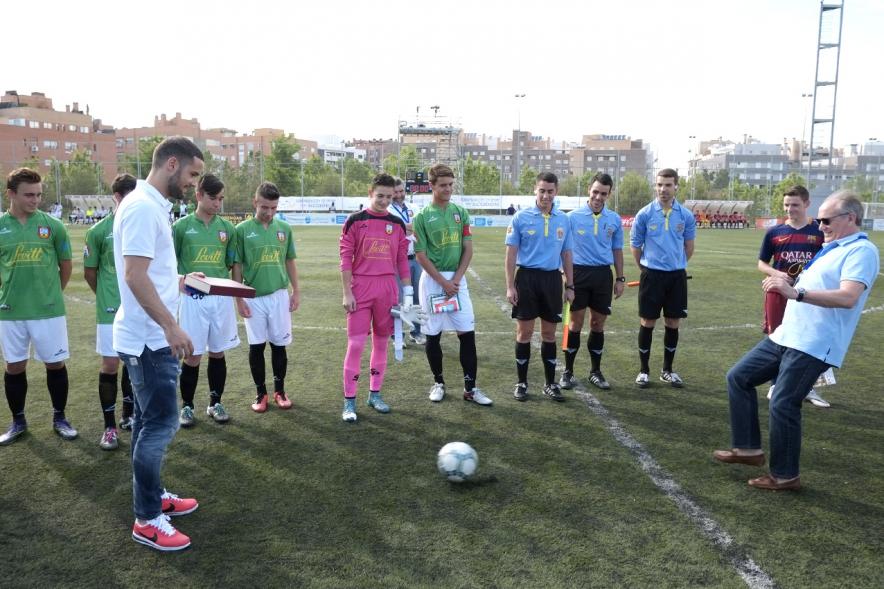 Saque de Honor de Mario Suárez en Torneo Memorial Luis Aragonés - Mario Suárez realizando el saque de honor.