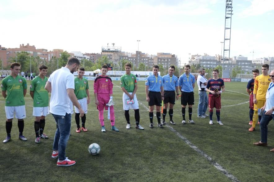 Saque de Honor de Mario Suárez en Torneo Memorial Luis Aragonés - Mario Suárez realizando el saque de honor.