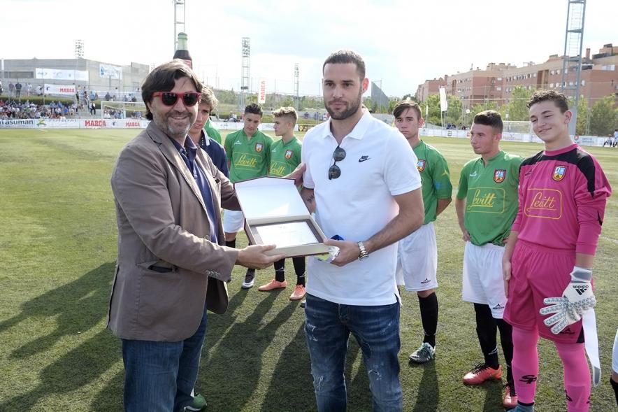 Saque de Honor de Mario Suárez en Torneo Memorial Luis Aragonés - Mario Suárez recibiendo una placa conmemorativa.