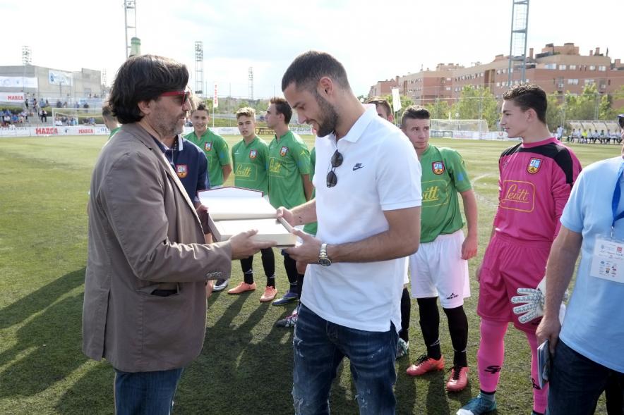 Saque de Honor de Mario Suárez en Torneo Memorial Luis Aragonés - Mario Suárez recibiendo una placa conmemorativa.