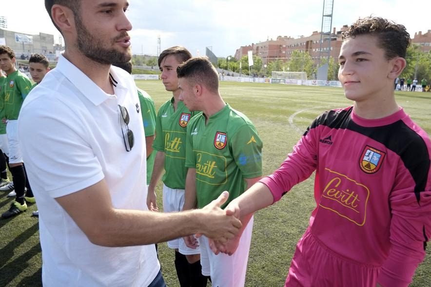 Saque de Honor de Mario Suárez en Torneo Memorial Luis Aragonés - Mario Suárez saludando a los jugadores del torneo.