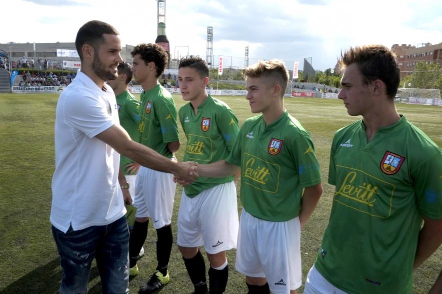 Saque de Honor de Mario Suárez en Torneo Memorial Luis Aragonés - Mario Suárez saludando a los jugadores del torneo.