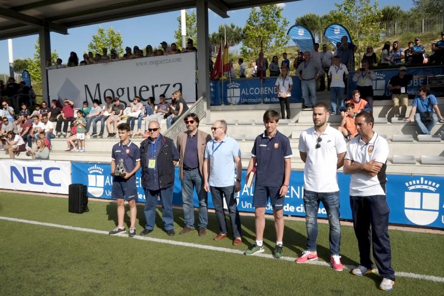 Saque de Honor de Mario Suárez en Torneo Memorial Luis Aragonés - Mario Suárez junto a los jugadores del torneo. 