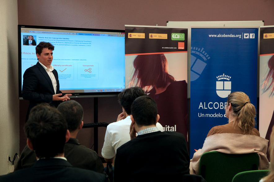 Presentación del Programa de Formación Se Digital - El presentador del acto.