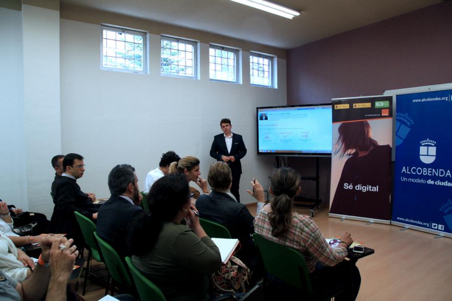 Presentación del Programa de Formación Se Digital -  El presentador junto al público.