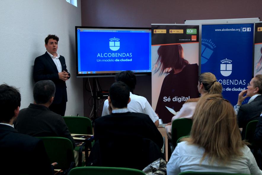 Presentación del Programa de Formación Se Digital -  El presentador junto al público.