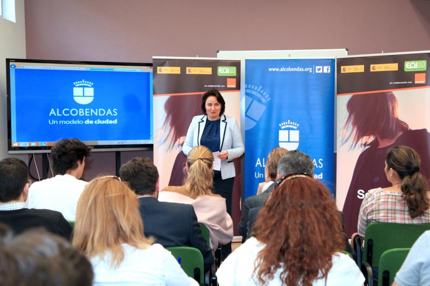 Presentación del Programa de Formación Se Digital -  La presentadora y los asistentes.