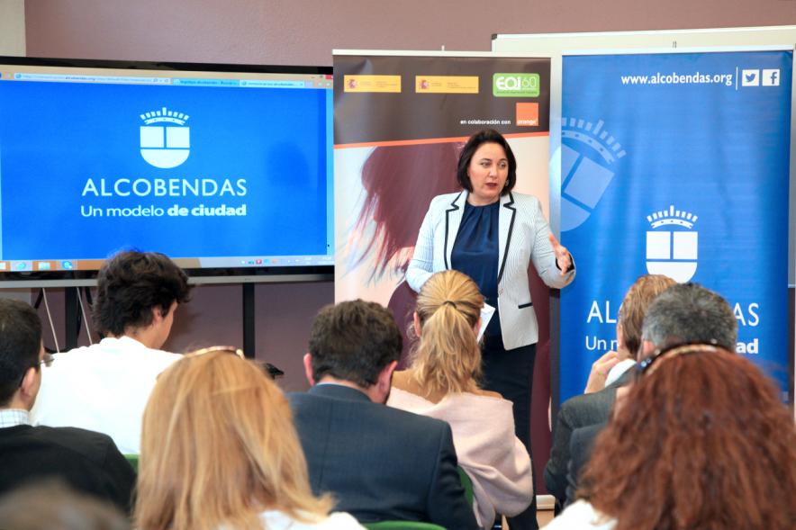Presentación del Programa de Formación Se Digital - La presentadora del acto.