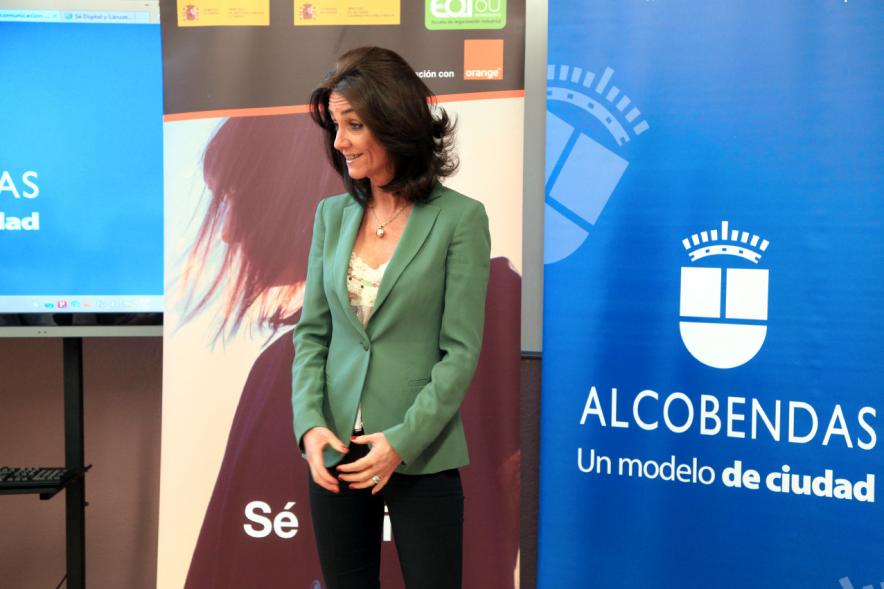 Presentación del Programa de Formación Se Digital -  Una presentadora del programa.