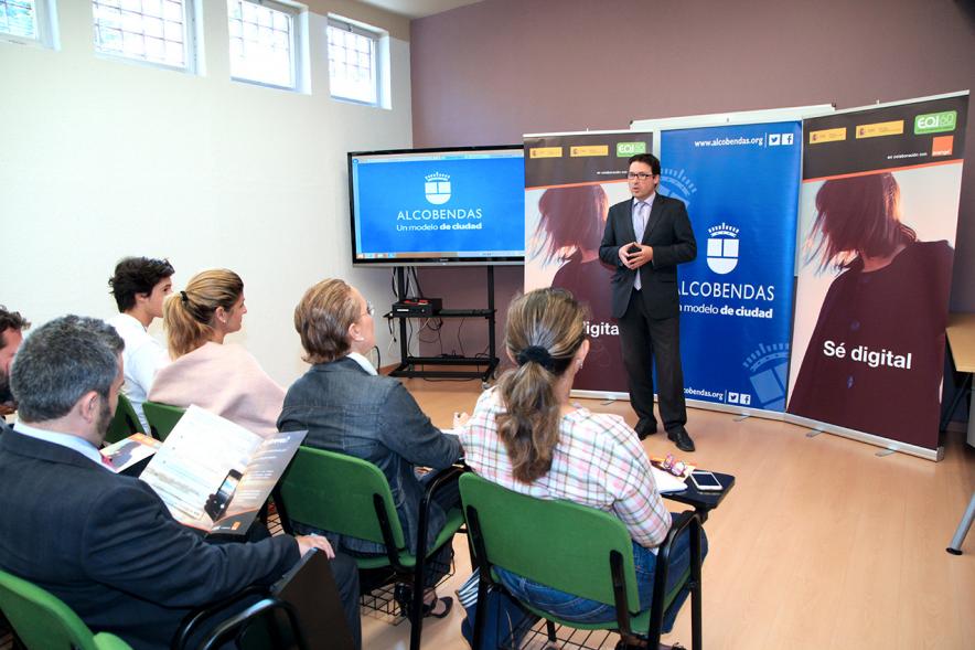 Presentación del Programa de Formación Se Digital -  Un presentador del programa.