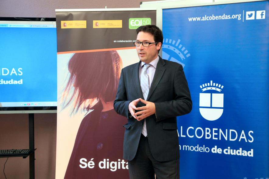 Presentación del Programa de Formación Se Digital - Un presentador del programa.
