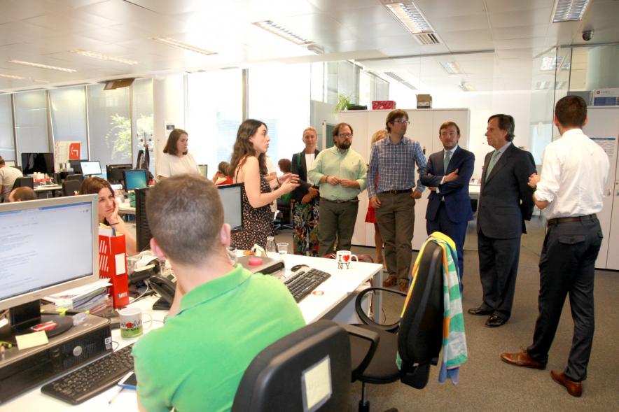 Visita a la Empresa Secuoya - El alcalde, el concejal con los directivos.
